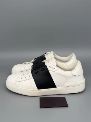 Valentino Open Skor | 41 - Valentino Open Skor i grymt skick! Storlek 41 men passar även större. Kort från Valentino ingår. Nypris: 7000kr. Självklart äkta! Hör er vid funderingar 🙌