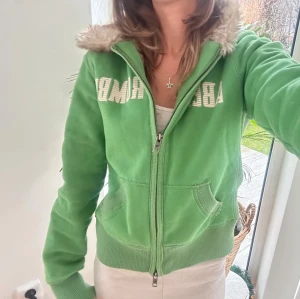 Abercrombie & fitch zip med foder/päls  - En zip från Abercrombie & fitch i uppskattad storlek S/M100% bomull. Jag fraktar inom 24h. Se liknande plagg i min profil!