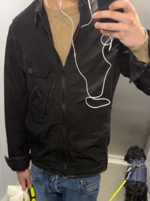 Moncler jacka  - Svart Moncler jacka i storlek 4 men passar mer som en storlek 1 vilket motsvarar S/XS // modellen är 175 65kg