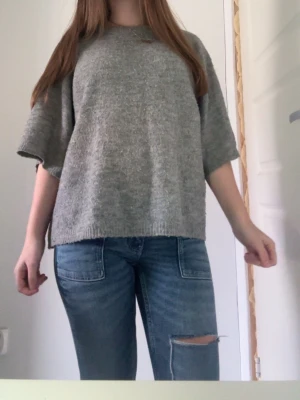 Grå stickad tröja 💓 -  grå stickad tröja från 157 💗storlek xs💕den har breda, korta ärmar🩷 Enkel och stilren design som funkar till jeans eller andra favoritplagg.💓
