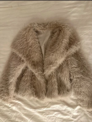 Beige pälsjacka - Beige pälsjacka, storlek S/M💕