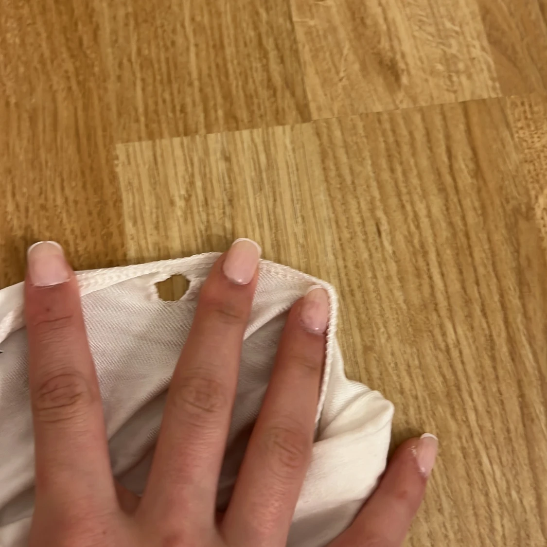 Vit kortklänning med rynkade detaljer - 2