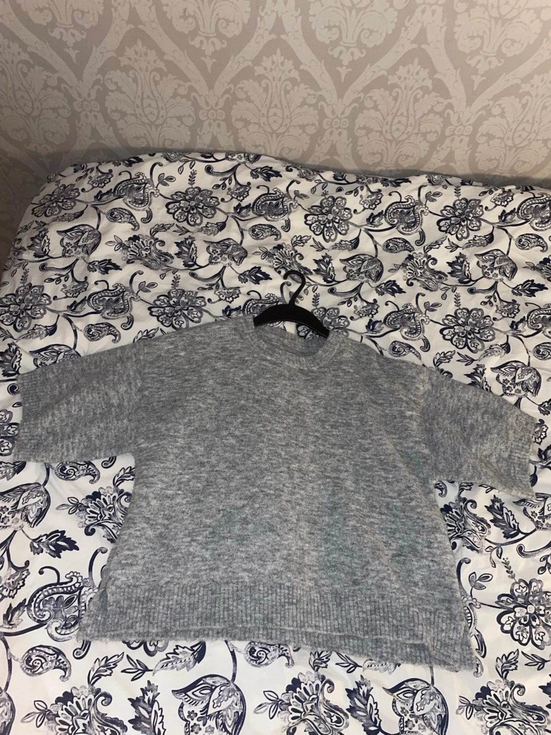 Grå stickad tröja med kort ärm - 1