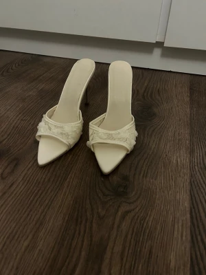 Klackar  - Jätte fina klackar helt oanvända. Minns inte vart dom är köpa.