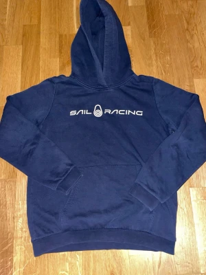 Rail racing hoodie - Marinblå sail racing hoodie i perfekt skick 