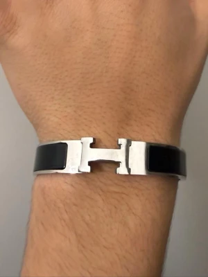 Hermèsarmband - Tja, säljer detta snygga Hèrmesarmband. Har använt ganska mycket, men det finns inga defekter/repor osv så den är i hyfsat bra skick ändå. Ställ gärna dina frågor eller funderingar och lägg prisförslag. Priset är ej hugget i sten!🤩🤩🤩