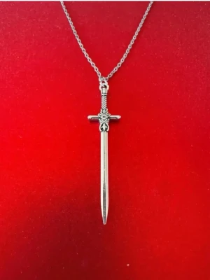 Silverhalsband svärd - Halsband skapat av mig och dottern.  Halsband som inte är i äkta silver/guld. Kedja är oftast 50cm men kan ibland komma i 45cm. Kedja är rostfritt stål, berlock oftast i zinklegering men kan även det i vissa fall vara rostfritt stål. Be gärna om mått på berlock om detta är viktigt då bilderna är missvisande när det gäller hur stora dom är! 🌹❤️  Allt är nytt även om de kan stå ”mycket bra skick” , detta mest för att Vinted inte ska fundera på varför jag bara har nya saker .  Bud accepteras inte 🥰🌹