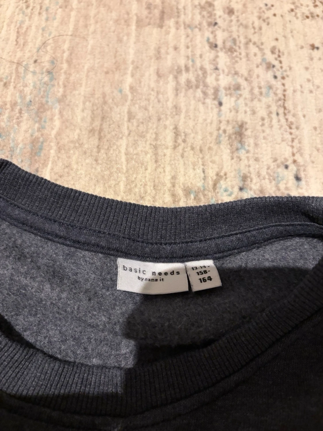 Mörkgrå sweatshirt från Basic Needs - 2