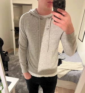 Kashmir hoodie  - Säljer nu denna fina kashmir hoodie endast för 450kr. Den är väl använd och har en deflekt på framsidan vid luvan samt en deflekt på sidan av ärmen som knappt syns som ni kan se på bilden. Säljer den eftersom att den längre inte passar.