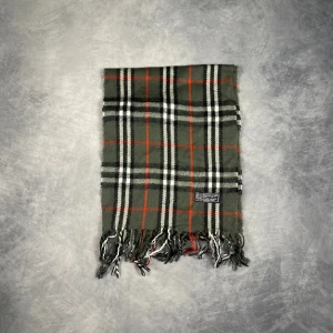 Burberry Halsduk  - Skick: 9/10. | Ingår: Endast halsduken. | Nypris: +- 4000 SEK. | Vintage. | Grade: A.