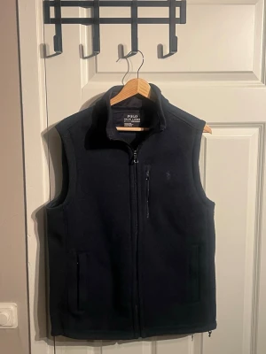 Mörkblå fleeceväst från Polo Ralph Lauren - Säljer en mörkblå fleeceväst från Polo Ralph Lauren. Om du har mer frågor eller vill se mer bilder är det bara att fråga