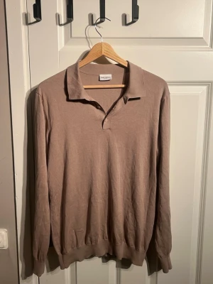 Beige pikétröja John Henric M - Säljer en beige långärmad pikétröja från John Henric i storlek M. Om du har mer frågor eller vill se mer bilder är det bara att fråga