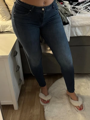 Mörkblå skinny jeans från Vero Moda - Skinny jeans från Vero Moda.