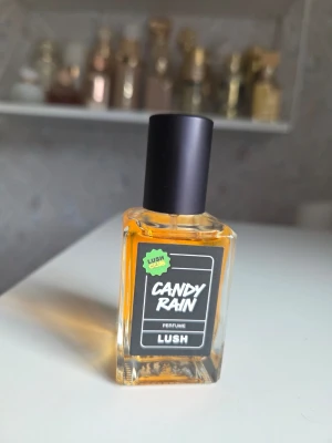 Lush Candy Rain Perfume 30ml - Nyköpt och endast testad. Nypris 480 kr.  Candy Rain  https://www.lush.com/se/sv/p/candy-rain-perfume. Flaskan rymmer 30 ml.