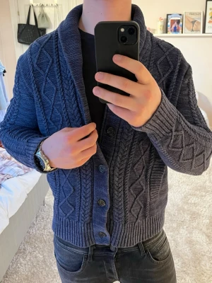 Stickad Cardigan  - Cardigan | skick 9/10 | Storlek M | Pris - 399kr | Modellen är ca 179cm lång | Hör av dig vid minsta fråga eller fundering!!