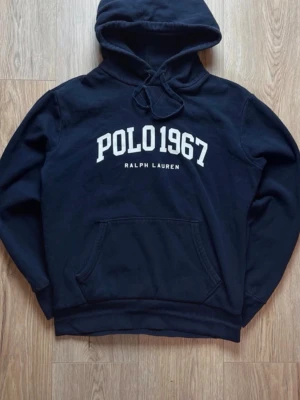 Ralph Lauren hoodie - Sjukt snygg Ralph Lauren hoodie.                     Storlek S.                                                                       Bra skick 