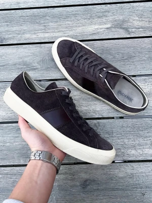 Tom ford skor - Väldigt sällsynta och populära skor från Tom Ford! Toppskick, inga defekter. Storlek 43,5 passar 44, innersulan är 29cm. Endast skor. Kontakta mig för fler frågor och funderingar!