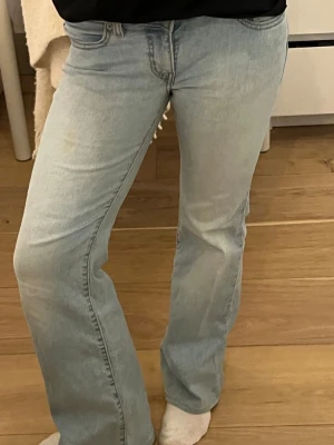 Levis ljusblå jeans - Ljusblå Levis jeans med dubbelknapp framtill. Jättesnygg modell i finljusblå färg, har sytt upp de där nere så de passar perfekt i längden på mig som är 163 cm, de går ner till golvet.🥰🫶🏼