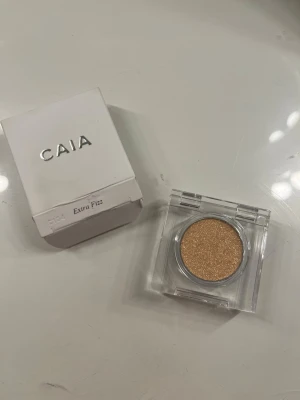 CAIA Extra Fizz ögonskugga - Säljer en CAIA Extra fizz ögonskugga! Produkten är endast öppnad och inte använd/testad! Ögonskuggan är lite gullig och passar bra till nyår!