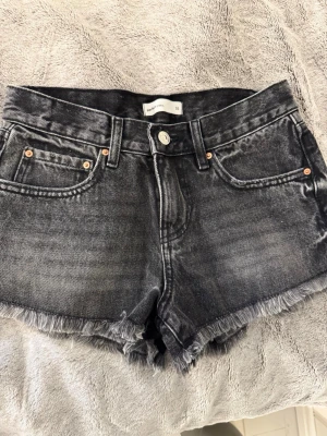 Svarta jeansshorts från Gina Tricot - Svarta lågmidjade jeansshorts från Gina Tricot, modell Perfect Jeans. Storlek 32