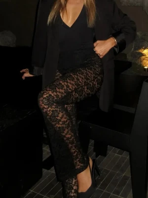 Svarta spetsbyxor med blommönster - Snygga svarta byxor i spets.