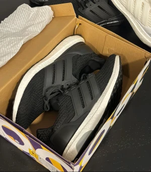 Adidas Ultra Boost 1.0 Svart/Vita  - Säljer ett par Adidas Ultra Boost 1.0 i svart/vitt. Originalpris är 2 099 kr och priset är fast, så inga skambud. Perfekt skick och väl omhändertagna.