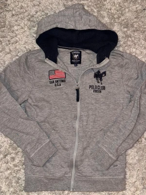 Polo Club Zip Hoodie - | Condition: 6/10 | Color: Blue, Gray and red | What is included: Hoodie | Retail price 699kr |