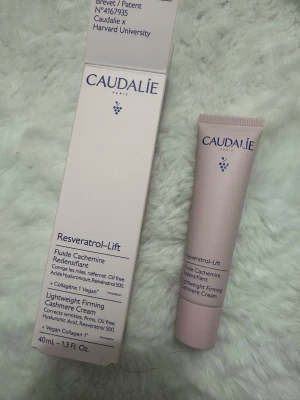 Caudalie Resveratrol-Lift ansiktskräm - Caudalie Resveratrol-Lift Lightweight Firming Cashmere Cream i en ljusrosa tub på 40 ml. Innehåller hyaluronsyra, resveratrol och veganskt kollagen. Oljefri formula som ger en lätt och mjuk känsla på huden. Perfekt för dig som vill ha en återfuktande och uppstramande ansiktskräm.