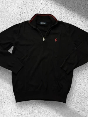 Quarter zip- Raplh Laurent  - Svart, trendig quarter zip från polo Raplh lauren. 9/10 skick. Storlek M. Lägg ett bud!