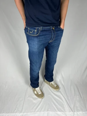 Jacob Cohën 688.C - Size: W34 Skick: 8.5/10, väldigt bra utan märkbara defekter. Retail pris: 4500 SEK. Modellen är 185cm och väger 78kg. Mått: 44x105cm (Ytterben + midja) Hör av dig vid frågor eller funderingar!