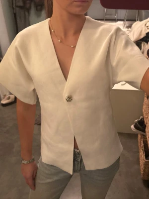 Vit topp - En vit fin topp som används 2 ggr. Köpt på primark i Barcelona. St xs. Passar perfekt med jeans eller kostymbyxor.