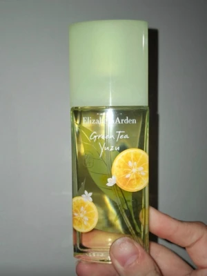 Parfym - Elizabeth Arden - Fräsch och energigivande Eau de Toilette från Elizabeth Arden. Green Tea Yuzu kommer i en 50 ml sprayflaska med citrusinspirerad design. Perfekt för dig som vill ha en lätt och uppfriskande doft i vardagen. 