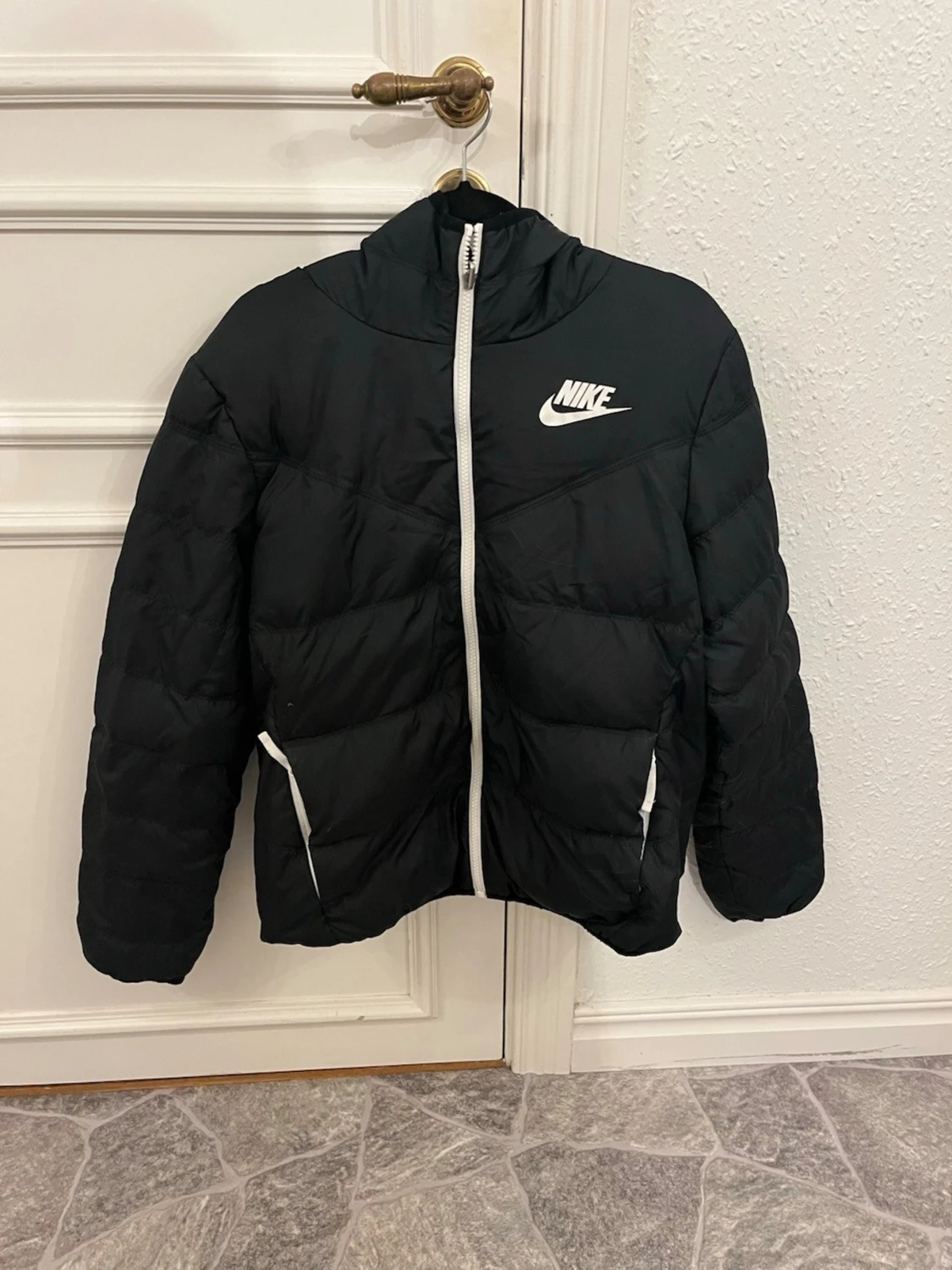 Svart pufferjacka från Nike, M