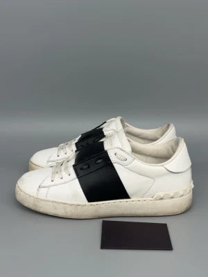 Valentino Open Skor | 37 - Valentino Open skor i jättefint skick! Storlek 36 men passar större. Kort från Valentino ingår. Självklart äkta! Hör av er vid funderingar 🙌