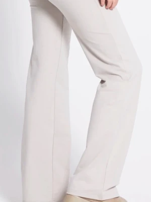 Beiga wide mjukisbyxor med snörning - Snygga beiga mjukisbyxor med breda ben och skön passform. Byxorna har snörning i midjan för extra komfort och en avslappnad stil. Perfekta för chill dagar och passar till sneakers eller boots.