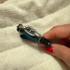 Blå skinnarmband från Dyrberg/Kern - Snyggt blått armband från Dyrberg/Kern i skinn med silverfärgade metall-detaljer och svarta spännen. Perfekt accessoar för att ge din outfit lite edge. Justerbar storlek med klassisk spänne.