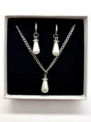 Örhängen med halsband  - Stilrena örhängen och halsband inspirerade av Maria Nilsdotter. Material-rostfritt stål. Örhängen längd-3,7cm, halsband längd-40cm. ☝️Vid köp ingår två extra berlocker som kan bytas ut, då själva hänget är ömtåligt och känsligt för stötar.