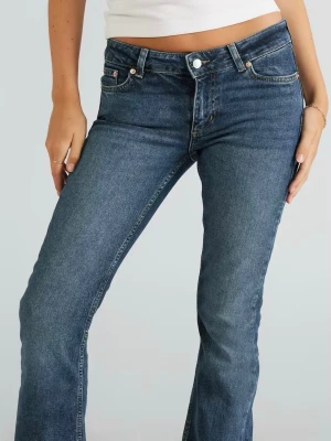 Blå bootcut jeans från Junkyard - Snygga blå bootcut jeans från Jack & Jones med klassisk femficksdesign och ljus kontrastsöm på bakfickorna. Jeansen har låg midja och är tillverkade i mjukt denim-material som ger en skön passform. Perfekt för dig som gillar retrovibbar och vill ha en cool siluett.