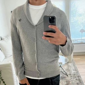 Fred Perry stickad cardigan  - As fet stickad cardigan från Perry i toppskick! Priset kan såklart diskuteras!