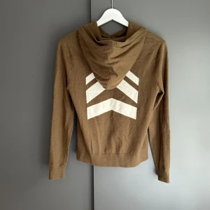 Zadig & Voltaire Stickad Hoodie - Mycket fint skick, inga defekter. Storlek 14-S(XS) passar dig som är mellan 170-180. Nypris ca 4000kr. Modellen är 185 cm, 79 kg(sitter för kort) Skriv för mer information!🤝