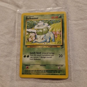 BULBASAUR 1995 - Bilderna visar ett Pokémonkort med Bulbasaur, inte en väst. Ingen information om väst, färg, material eller märke kan utläsas från dessa bilder. Fint skick föreslå pris vid köp