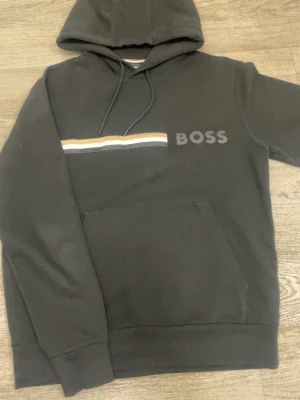 BOSS HOODIE - Väldigt fin och fräsch hoodie. Skick 8/10.