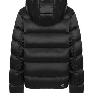 Svart pufferjacka från Colmar - Svart pufferjacka från Colmar med huva och markerade, breda kanaler. Jackan har en snygg, modern look med logotyp på ärmen och framtill. Dragkedja i silver och långärmad design. Perfekt för kalla dagar när du vill vara både varm och stilren.