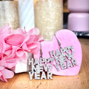 Fina örhängen med strass! - Fina silverfärgade örhängen med strass. Mått: 3 x 3 cm. Oanvända. 