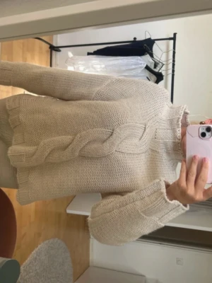 Beige stickad tröja från Zara - Säljer en beige stickad tröja från Zara  . Köpt på Vinted och bara använd en gång av mig. Så väldigt bra skick! Säljer då den inte kommer till användning!