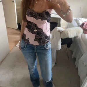 Tubtopp - Så fin!!😍 knytning där bak!! Liten fläck den sista bilden på INSIDAN alltså inget som syns utåt. Bra skick, syns att den e använd på vissa ställen, exempelvis som  på näst sista bilden. Köpt för 800!!!!! Står inte storlek, jag brukar ha Xs