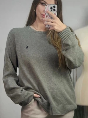 Grå tröja från Polo Ralph Lauren - Snygg grå tröja från Polo Ralph Lauren i 100% bomull. Klassisk modell med rund halsringning, ribbade muddar och diskret broderad logga på bröstet. Perfekt för lager-på-lager och chill vardagsstil. Mycket bra skick. Längd 68 cm, armhåla till armhåla 61 cm.