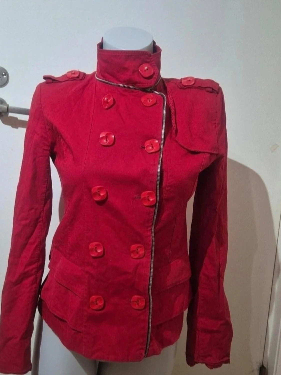 Röd rock med knappar och hög krage