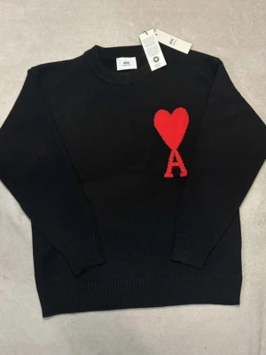 Svart Ami paris sweater - Svart Ami paris sweater I storlek S passar för M också.