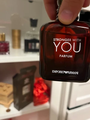 Emporio Armani Stronger With You - Trendig parfym från Emporio Armani – Stronger With You. Perfekt för dig som vill sticka ut med en modern och självsäker doft. Snygg flaska som passar i varje samling.